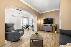TV - Appartement Charme de la Promenade, vue mer - Welkeys (Nice)