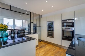 Refrigerador, microondas, horno y lavavajillas 