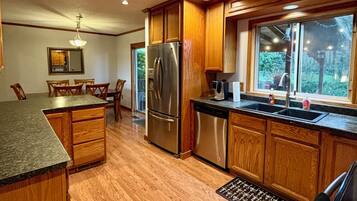 Kylskåp, mikrovågsugn, ugn och spishäll