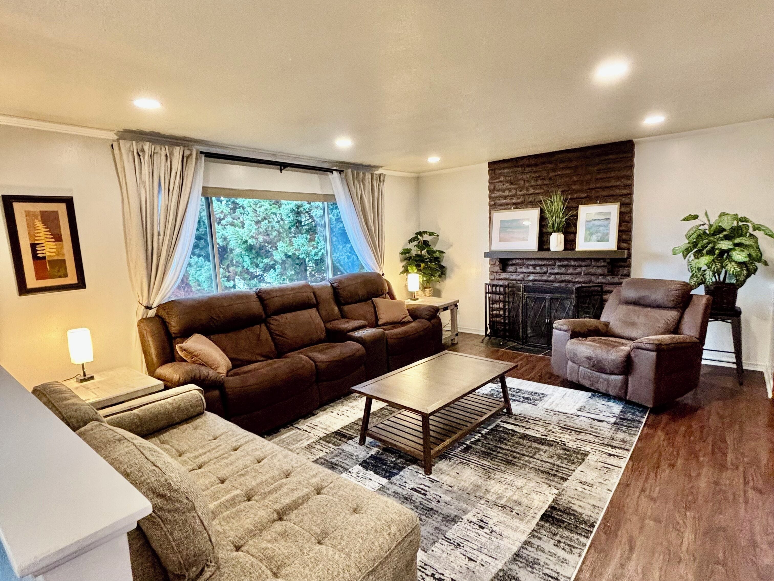 Smart-tv, eldstad och böcker