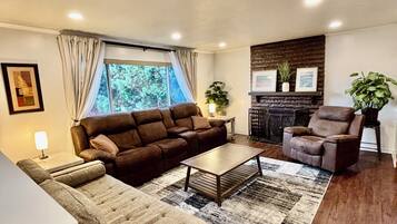 Smart-tv, eldstad och böcker