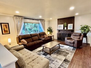 Smart-tv, eldstad och böcker