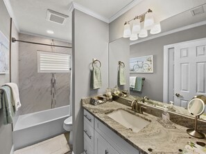 Shower, hair dryer, towels - Modern Luxury Private Home with Pool in Siesta Key (Siesta Key)