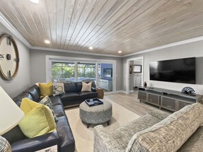 TV - Modern Luxury Private Home with Pool in Siesta Key (Siesta Key)