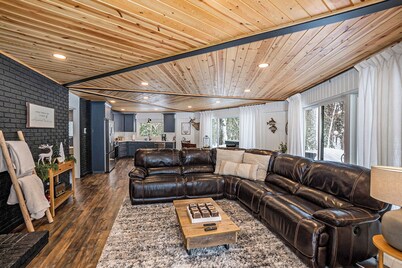 Four Pines Cabin - Private Cozy Cabin on 10 acres with Hot Tub near Baldwin