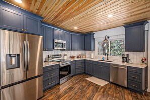 Een microgolfoven, een oven, een kookplaat, een vaatwasser