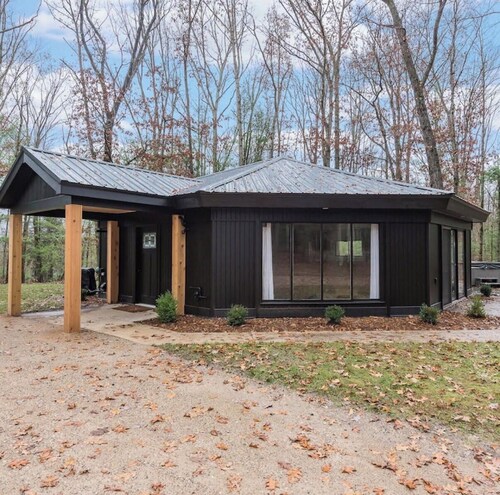 Four Pines Cabin - Private Cozy Cabin on 10 acres with Hot Tub near Baldwin