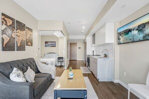 2 bedrooms, desk, iron/ironing board, WiFi