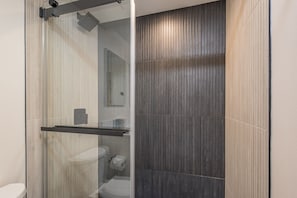 Douche, sèche-cheveux, serviettes fournies, savon
