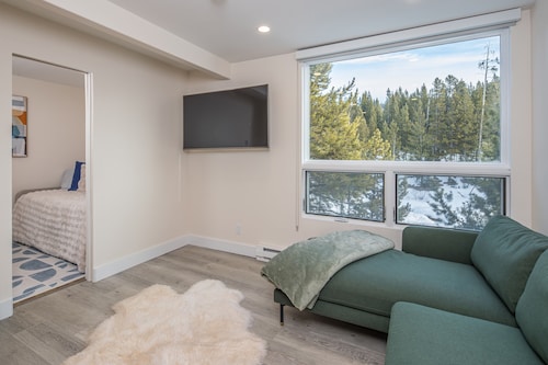 Elegant & Modern Mountain Condo Perfect For Your Ski Getaway In Big Sky