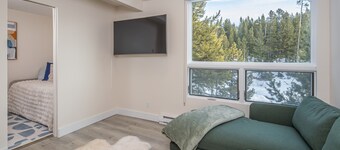 Elegant & Modern Mountain Condo Perfect For Your Ski Getaway In Big Sky