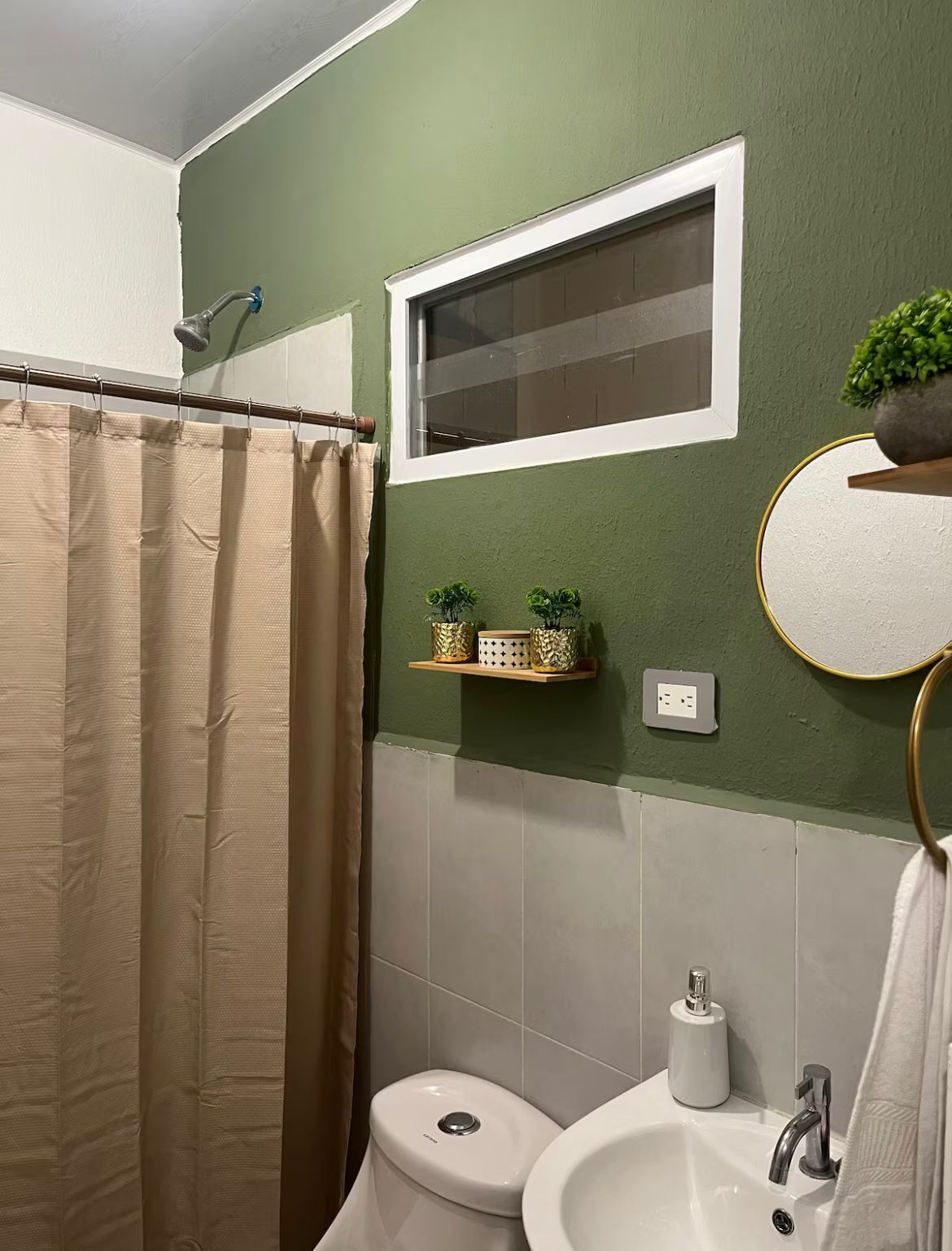 Séchoir à cheveux, serviettes fournies, savon, papier de toilette