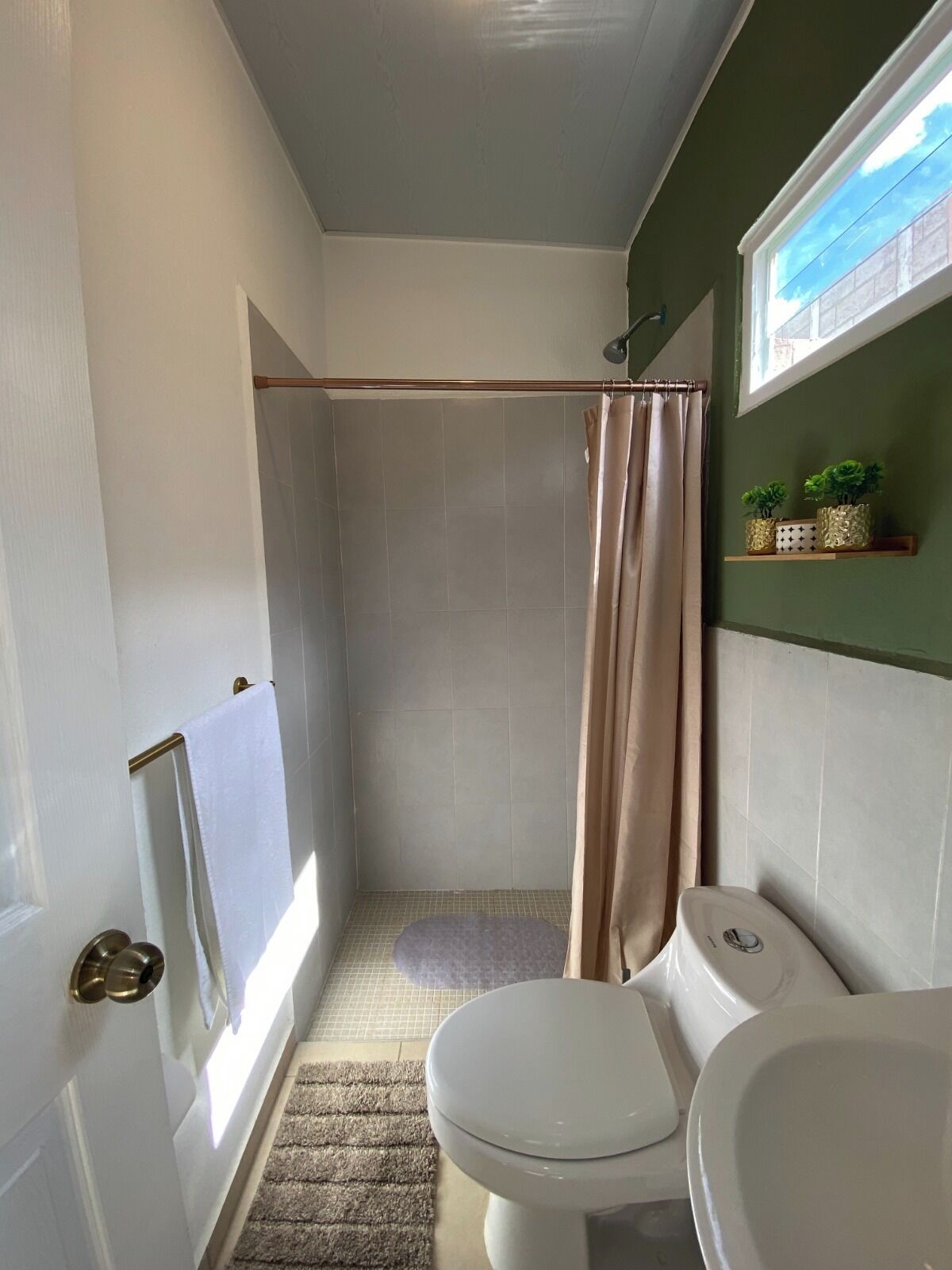 Secador de cabelo, toalhas de banho, sabonete, papel higiênico