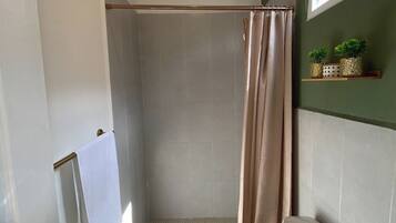 Secador de cabelo, toalhas de banho, sabonete, papel higiênico