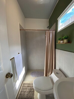 Sèche-cheveux, serviettes fournies, savon, papier toilette