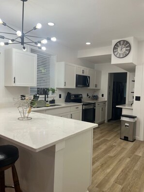 Microondas, horno, parrilla de estufa y lavavajillas 