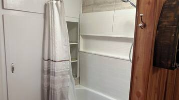Haartrockner, Handtücher, Seife, Toilettenpapier