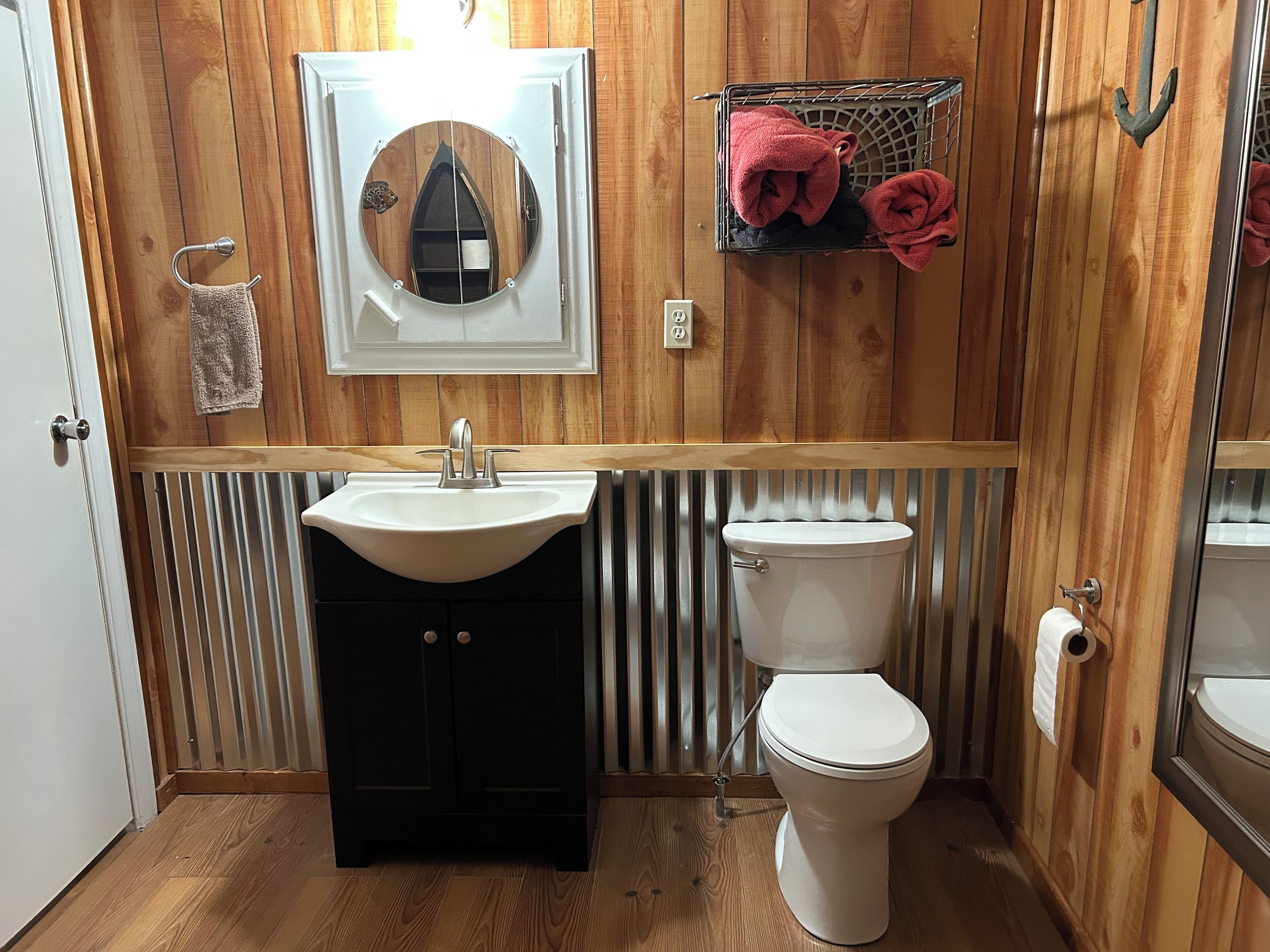 Haartrockner, Handtücher, Seife, Toilettenpapier