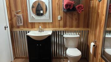 Haartrockner, Handtücher, Seife, Toilettenpapier