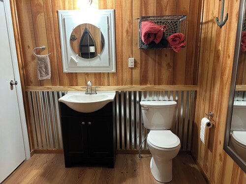 Cozy 1 bed/1 bath home in Kingston, OK. Close to the lake with RV hook-ups