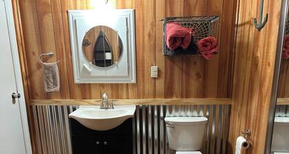 Cozy 1 bed/1 bath home in Kingston, OK. Close to the lake with RV hook-ups