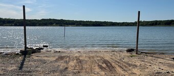 Cozy 1 bed/1 bath home in Kingston, OK. Close to the lake with RV hook-ups