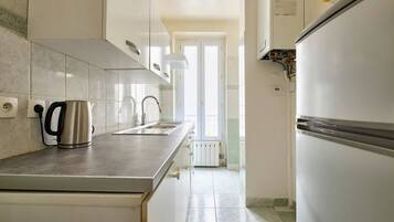 Een koelkast, een oven, een kookplaat, een koffiezetapparaat/waterkoker