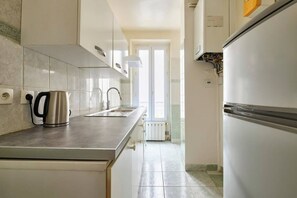 Kühlschrank, Ofen, Herdplatte, Wasserkocher mit Kaffee-/Teezubehör