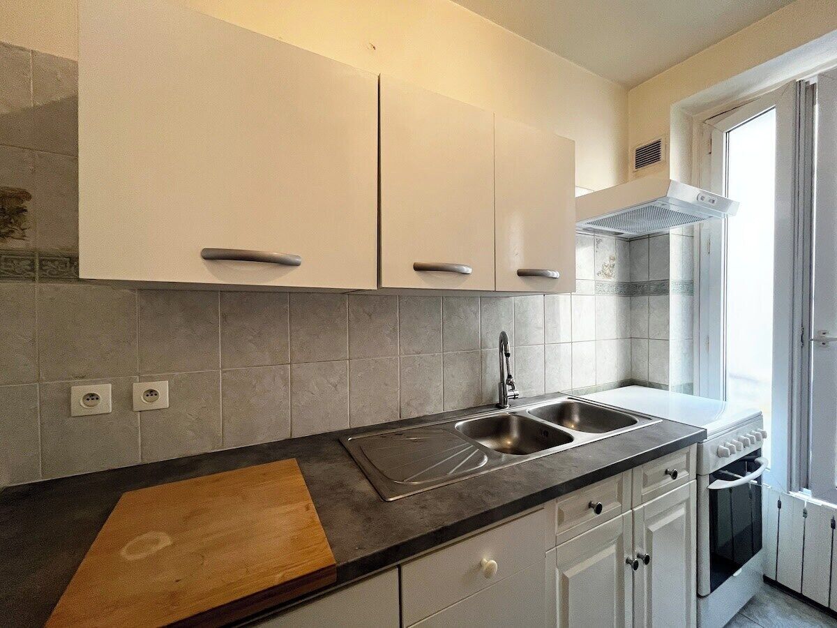 Een koelkast, een oven, een kookplaat, een koffiezetapparaat/waterkoker