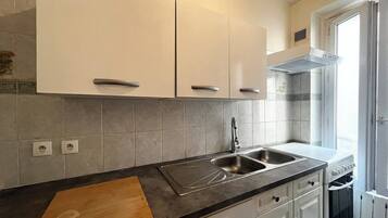 Een koelkast, een oven, een kookplaat, een koffiezetapparaat/waterkoker