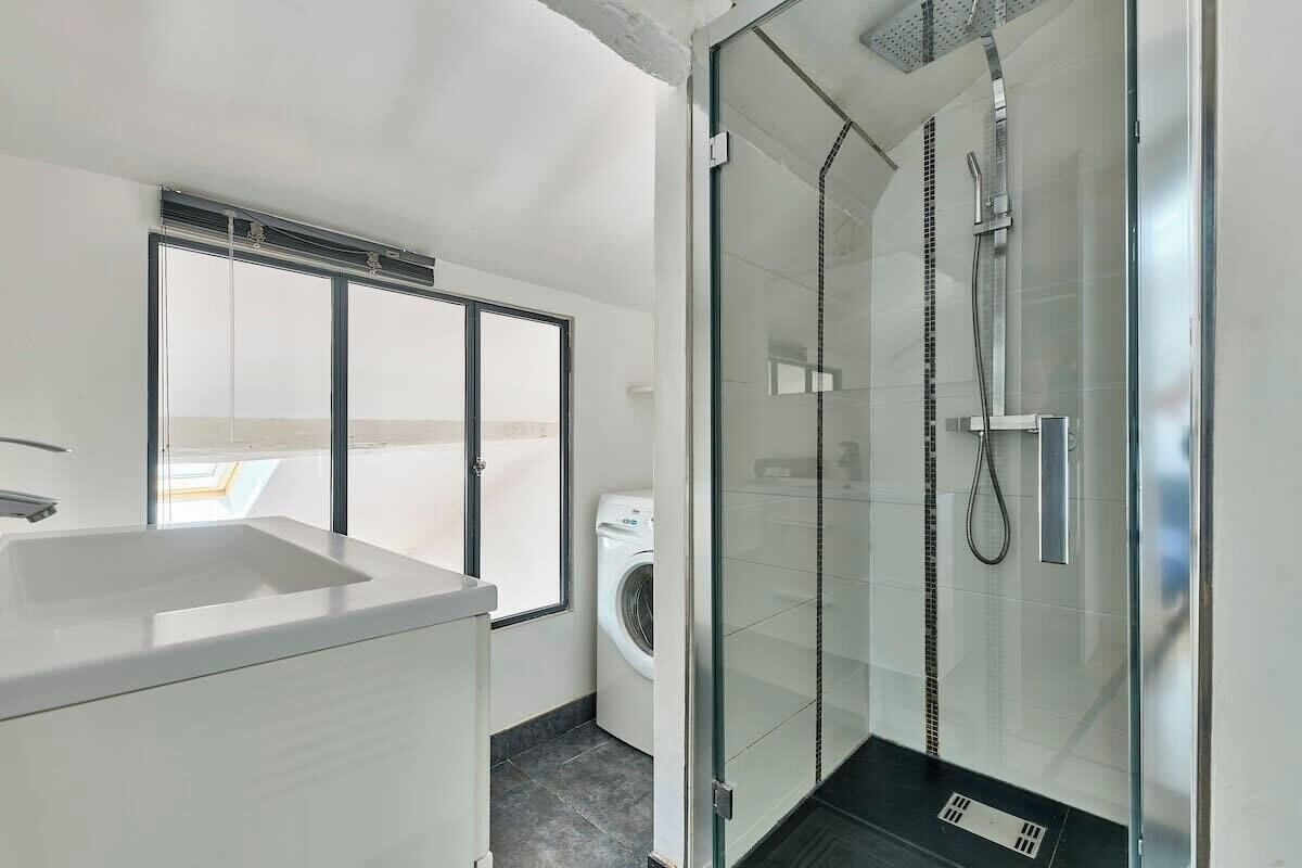 Douche, sèche-cheveux, serviettes fournies