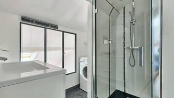 Douche, sèche-cheveux, serviettes fournies