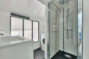 Douche, sèche-cheveux, serviettes fournies