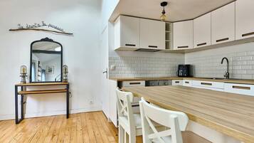 Réfrigérateur, micro-ondes, plaque de cuisson, cafetière/bouilloire