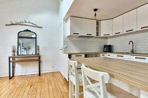 Réfrigérateur, micro-ondes, plaque de cuisson, cafetière/bouilloire