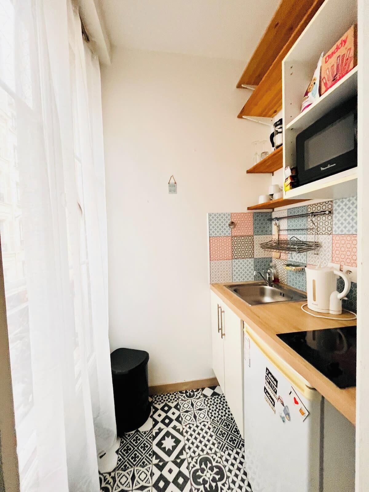 Refrigerador, microondas, placa de cocina