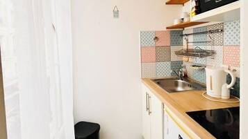 Refrigerador, microondas, placa de cocina