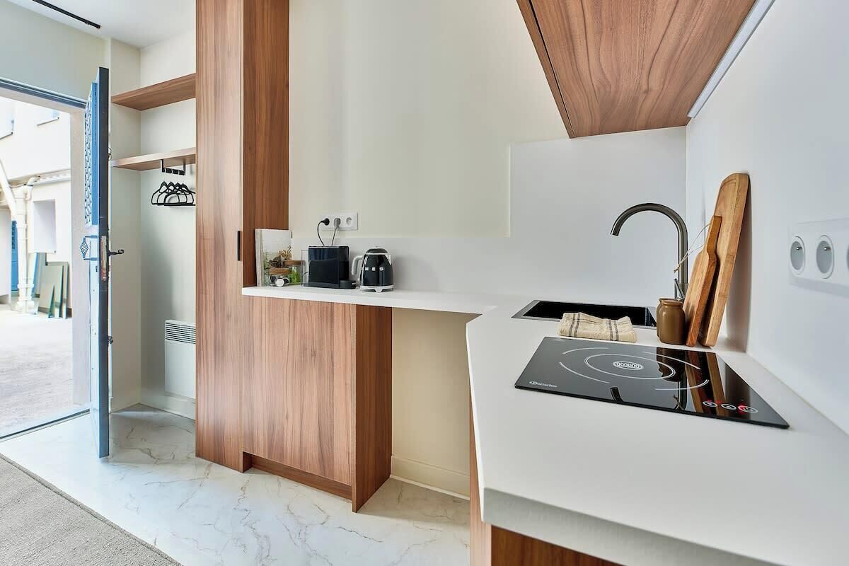 Fridge, microwave, oven, coffee/tea maker