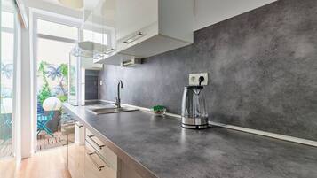 Kjøleskap og mikrobølgeovn