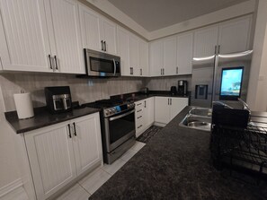 Micro-ondes, four, plaque de cuisson, lave-vaisselle