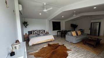 Iron/ironing board, Internet, bed sheets