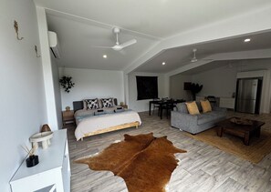 Fer et planche à repasser, accès à Internet, literie fournie