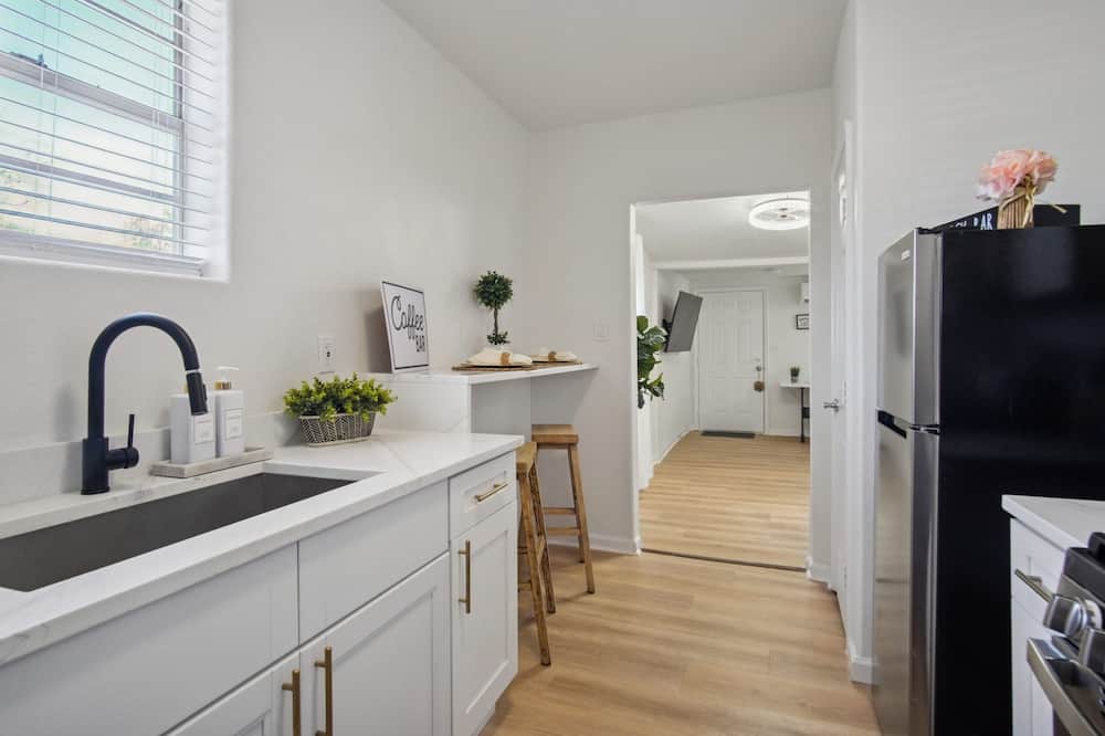 Stroll to the Dome Sleek 1BR Near Downtown - Downtown, TX