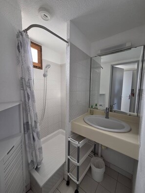 Bathroom - Lovely 2-room apartment residence with pool near Richelieu beach, Cap d'Agde (LE CAP D AGDE)