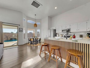 Fridge, microwave, oven, stovetop - Pool Home. Sleeps 11. Super Mesa Location! (Mesa)