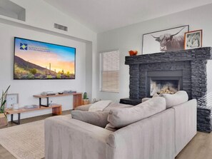 Smart TV, fireplace - Pool Home. Sleeps 11. Super Mesa Location! (Mesa)
