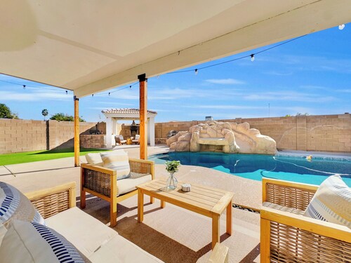 4BR w pool, BBQ, dog friendly!