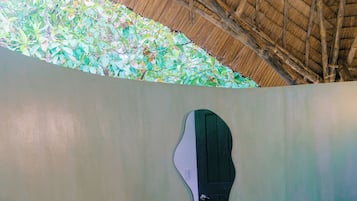 Vila, 1 Tempat Tidur King, AC, pemandangan sungai | Kamar mandi | Shower, perlengkapan mandi gratis, sabun, dan sampo