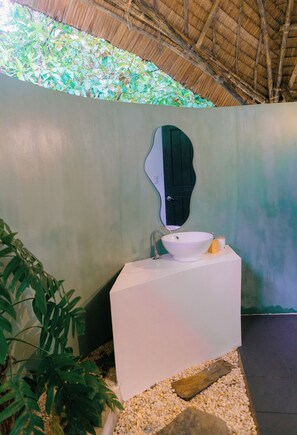 Villa, 1 cama King size, aire acondicionado, vista al río | Baño | Regadera, amenidades de baño gratuitas, jabón, shampoo 