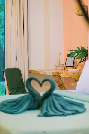 Biệt thự, 1 giường cỡ king, máy điều hòa, quang cảnh sông | Minibar, bàn, khu vực làm việc phù hợp cho laptop 